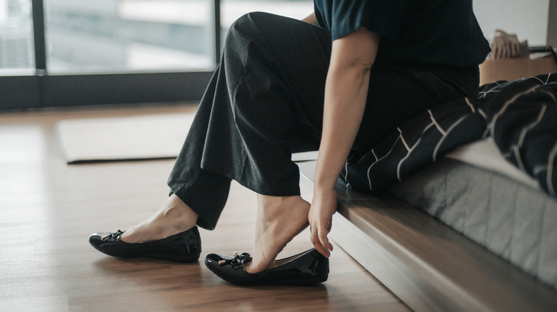 Une femme en denim et gants bleus debout à l'extérieur