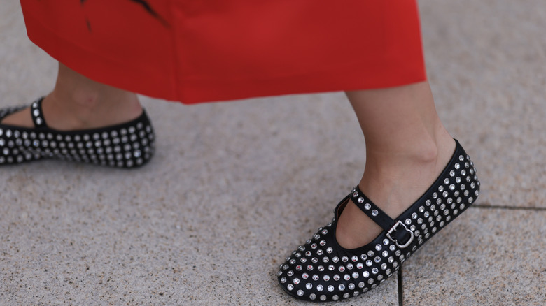 Une femme en jupe rouge avec des ballerines éblouies