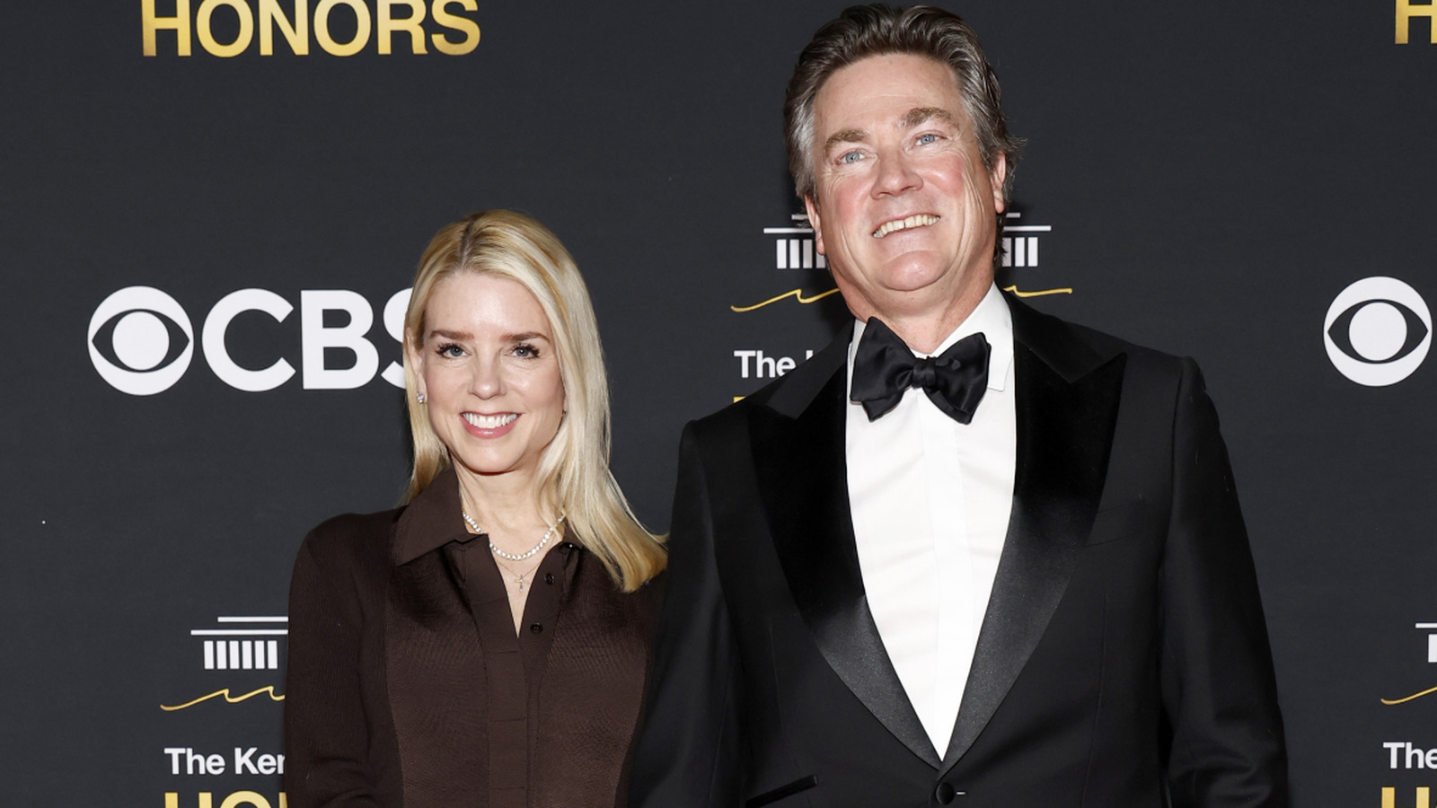 Drapeaux rouges dans la relation entre Pam Bondi et John Wakefield que nous ne pouvons pas ignorer