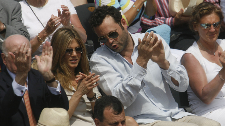 Jennifer Aniston avec Vince Vaughn lors du match simple masculin entre Roger Federer et Rafael Nadal lors du tournoi de France 2006