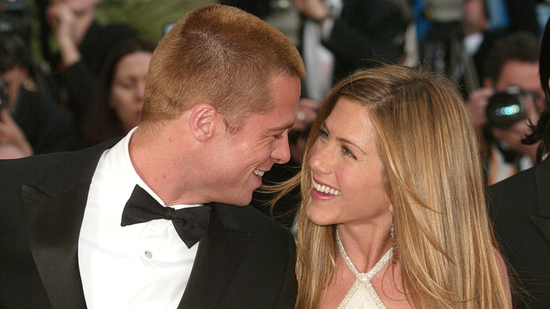 Brad Pitt et sa femme, l'actrice Jennifer Aniston, assistent à la première mondiale du film épique 