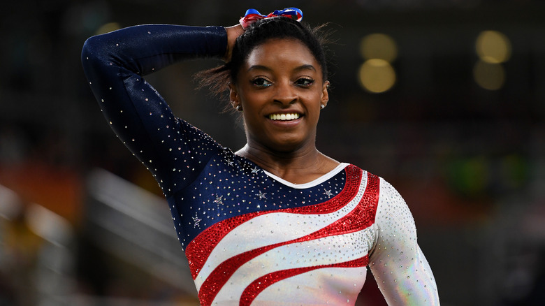 Simone Biles porte un justaucorps inspiré du drapeau américain aux Jeux olympiques de Rio 2016