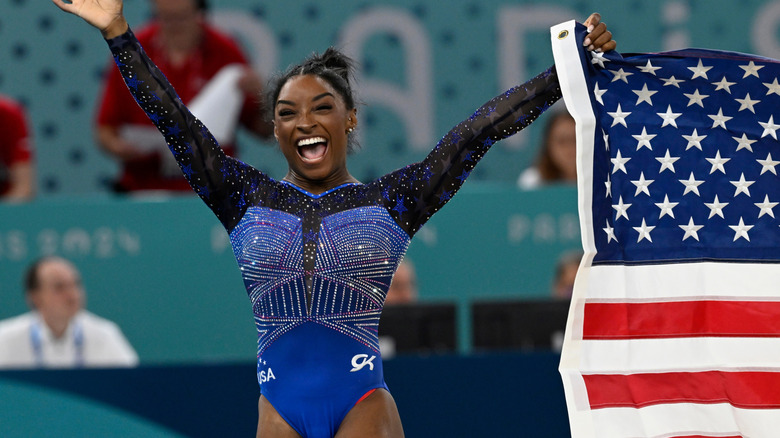 Simone Biles porte un justaucorps bleu brillant aux JO de Paris 2024