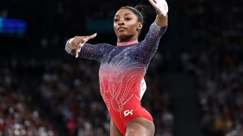Simone Biles porte un justaucorps dégradé bleu à rouge aux Jeux olympiques de Paris 2024