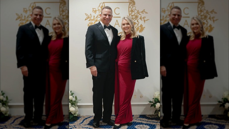 Karoline Leavitt et Nicholas Riccio assistant à un mariage en février 2026