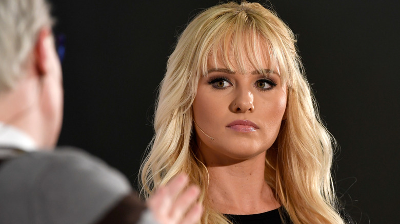 Tomi Lahren regarde l'hôte dans le Politicon 2018