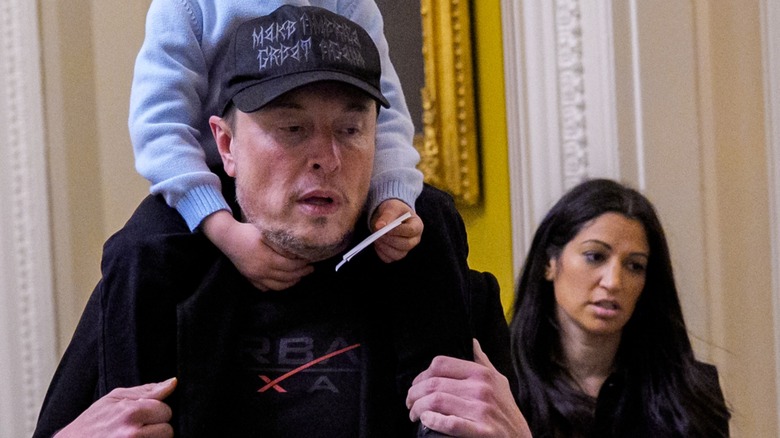 Katie Miller derrière Elon Musk