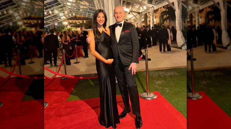 Katie Miller et Stephen Miller souriant ensemble en cravate noire lors d'un événement à Mar-a-Lago