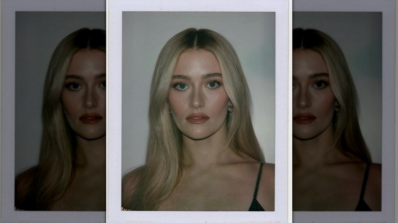 Polaroïd de Sarah Pidgeon portant ses cheveux blond clair en raie centrale avec des racines foncées