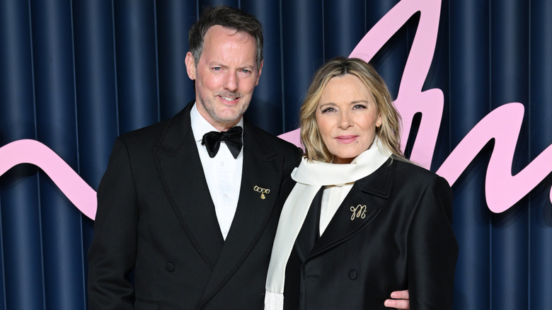 Kim Cattrall et Russell Thomas, élégants en noir, aux Fashion Awards en décembre 2025