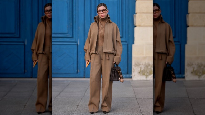 Femme en tenue beige foncé