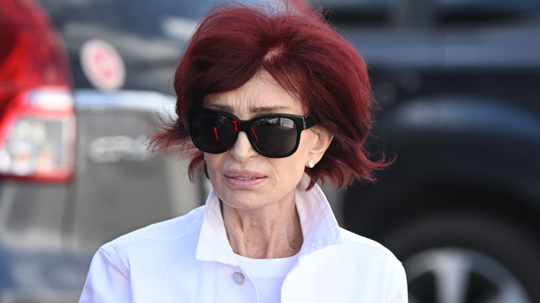 Sharon Osbourne a l'air triste en portant des lunettes de soleil