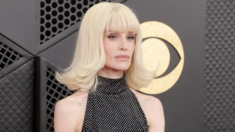 Kelly Osbourne pose avec une blonde