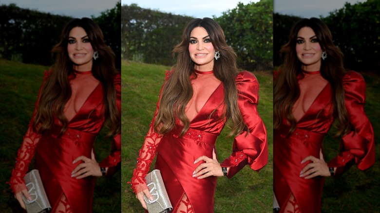 Kimberly Guilfoyle porte une robe rouge à sequins en satin