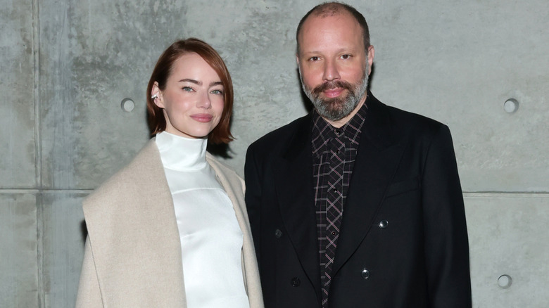 Emma Stone pose avec Yorgos Lanthimos au dîner de la saison des Intimate Awards de Louis Vuitton et W Magazine