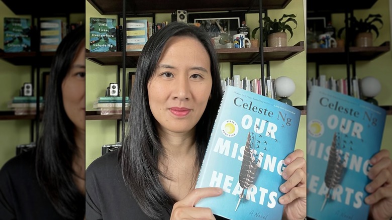 Celeste Ng tenant un exemplaire de son roman 