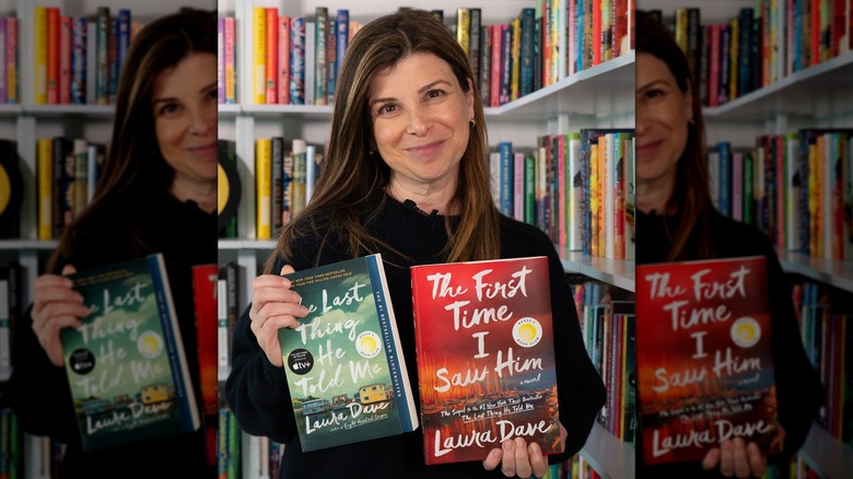 Laura Dave posant avec ses deux livres, 
