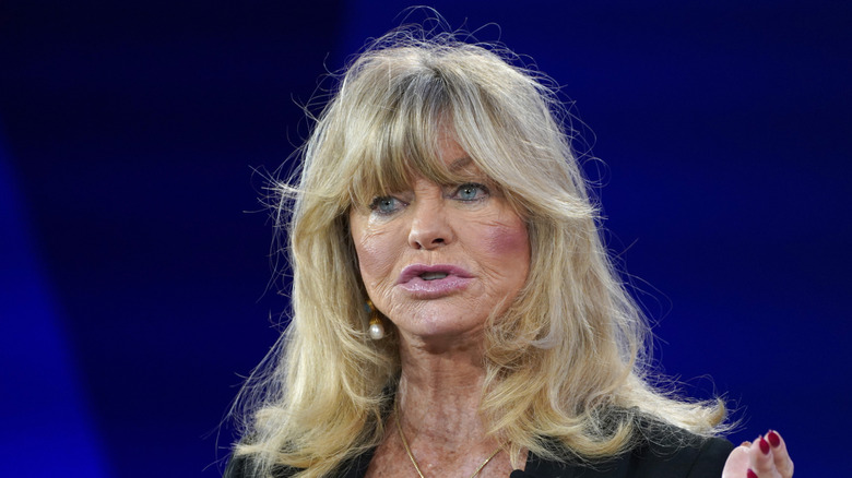Goldie Hawn prend la parole sur scène lors du Sommet annuel 2025 de Concordia