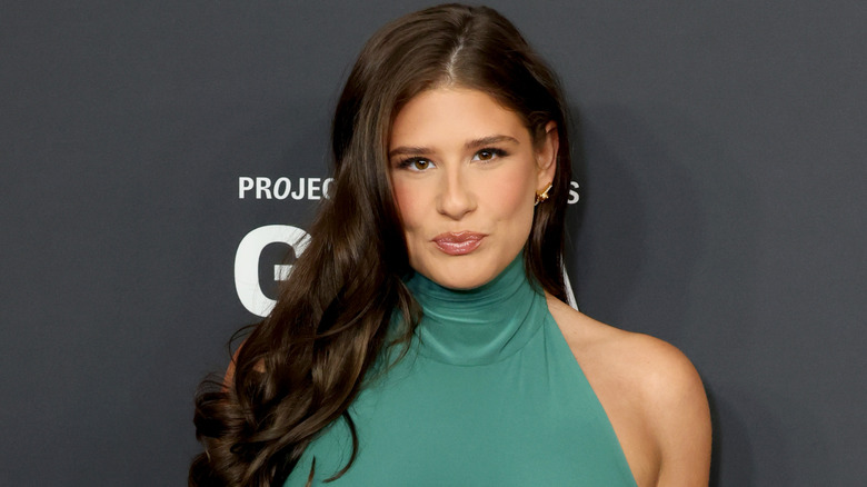 Remi Bader sur le tapis rouge dans une robe verte