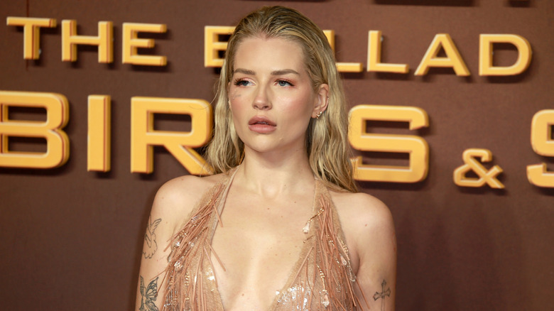 Lottie Moss sur le tapis rouge dans une robe couleur nude