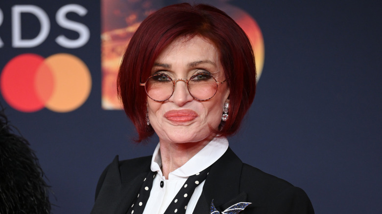 Sharon Osbourne sur le tapis rouge en veste de costume