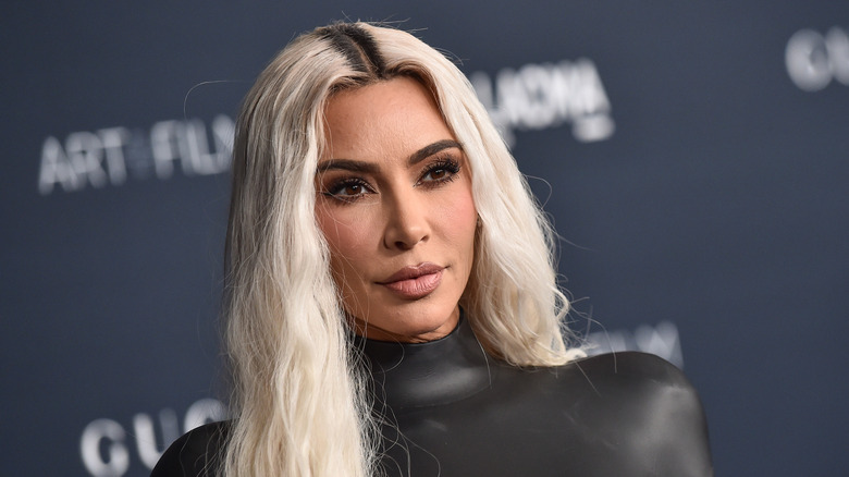 Kim Kardashian aux cheveux blond platine