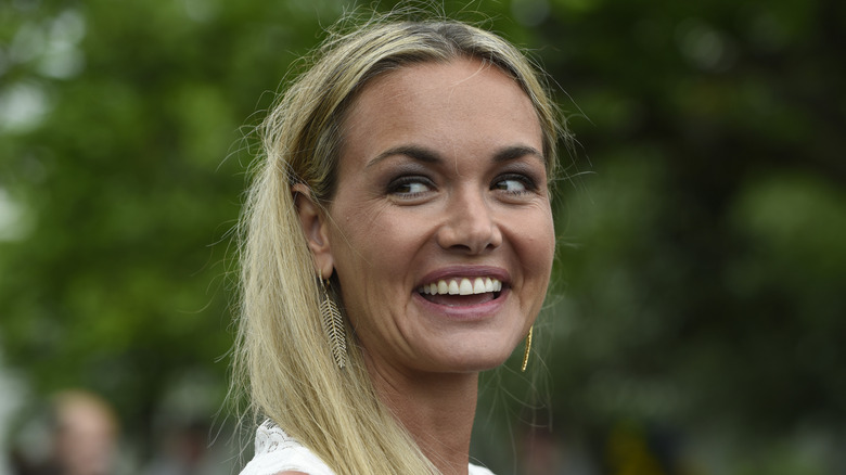 Vanessa Trump tourne la tête et rit