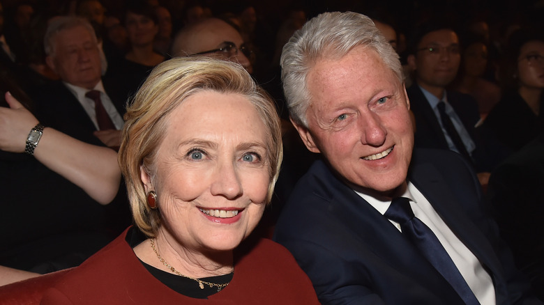 Bill Clinton et Hillary Clinton assis ensemble, souriant pour une photo