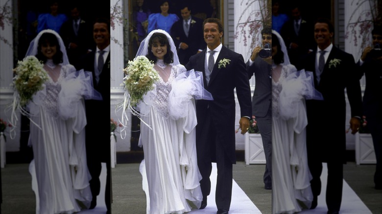 Maria Shriver dans une robe de mariée et tenant un bouquet à côté d'Arnold Schwarzenegger