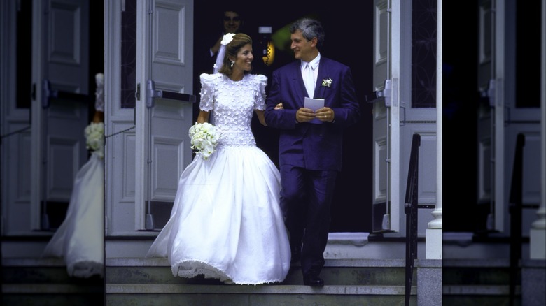 Caroline Kennedy sortant d'une église en robe de mariée avec Ed Schlossberg