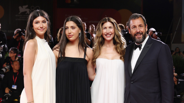 Sunny Sandler, Sadie Sandler, Jackie Sandler et Adam Sandler posent sur le tapis rouge