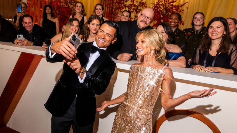 Mark Consuelos et Kelly Ripa posant avec les spectateurs aux Oscars 2026