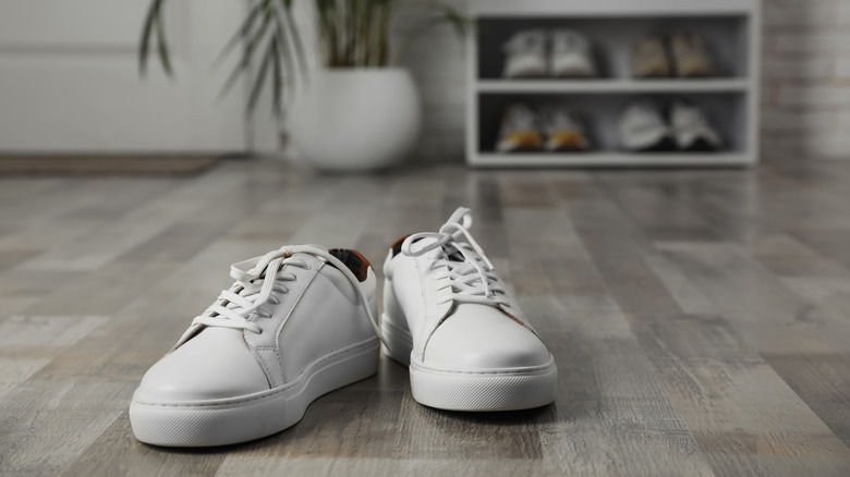 Baskets blanches sur le sol