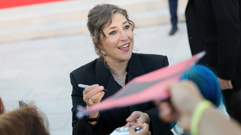 Mayim Bialik signe des autographes