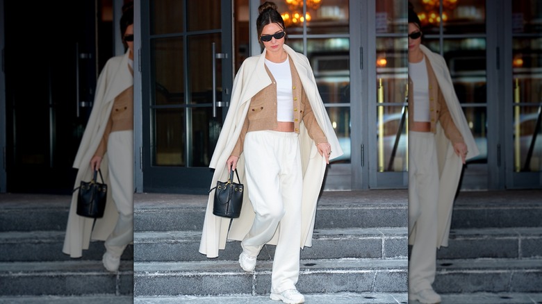 Miranda Kerr descend les marches dans une tenue beige et blanche