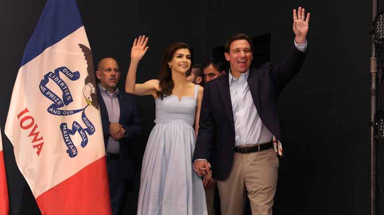 Ron DeSantis et sa femme Casey DeSantis arrivent pour un événement de campagne à l'église Eternity le 30 mai 2023 à Clive, Iowa