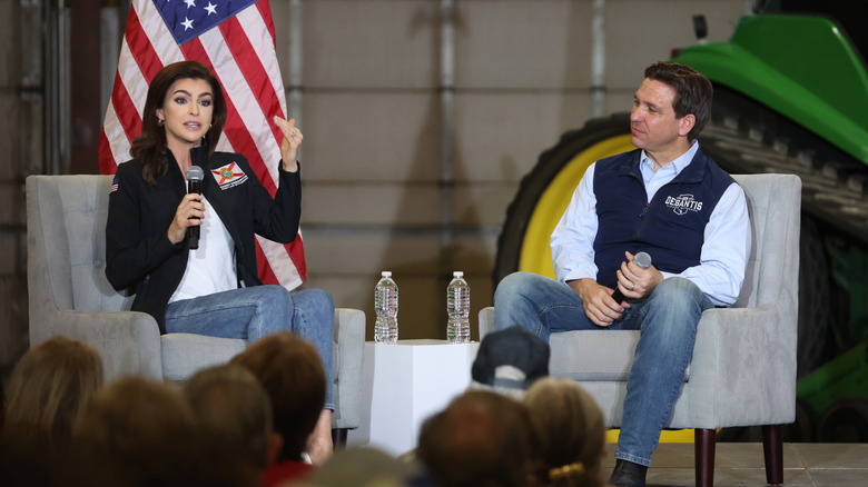 Ron DeSantis écoute son épouse Casey parler lors d'un rassemblement électoral à Port Neal Welding Company le 31 mai 2023 à Salix, Iowa