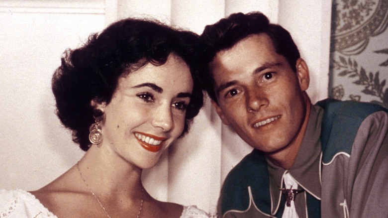 Elizabeth Taylor et Conrad Hilton souriants