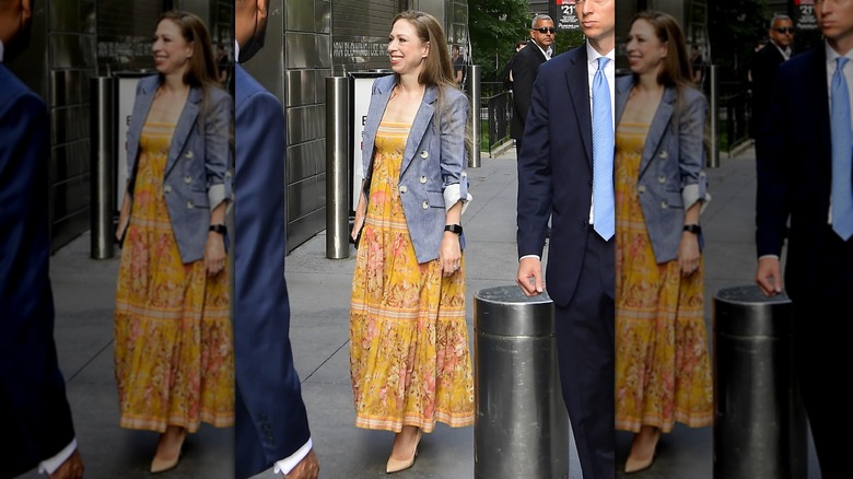 Chelsea Clinton souriante dans une robe et un blazer