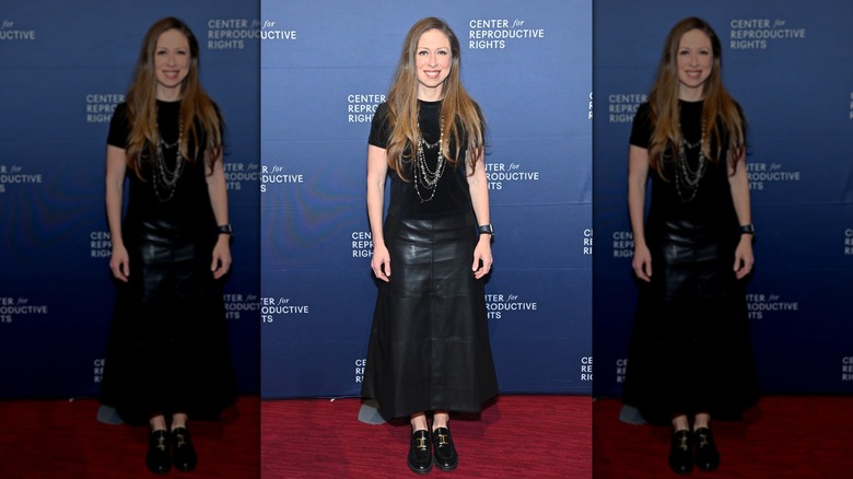 Chelsea Clinton dans un haut et une jupe noirs