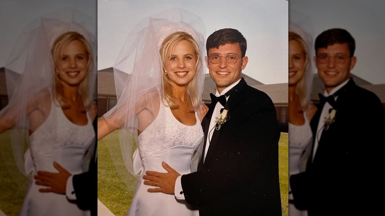 Kelly et Mike Johnson le jour de leur mariage en mai 1999