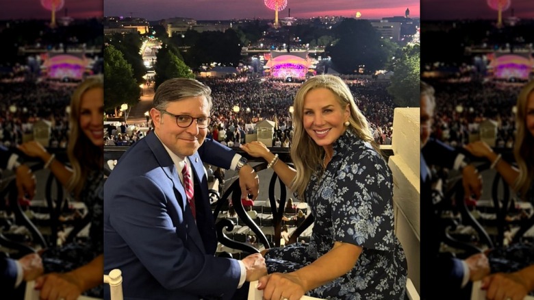 Kelly et Mike Johnson souriants en juillet 2025