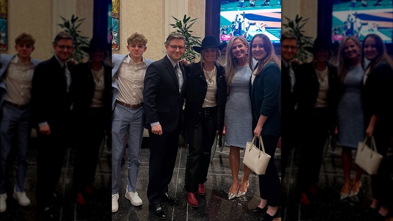 Kelly et Mike Johnson posant avec la chanteuse Lainey Wilson