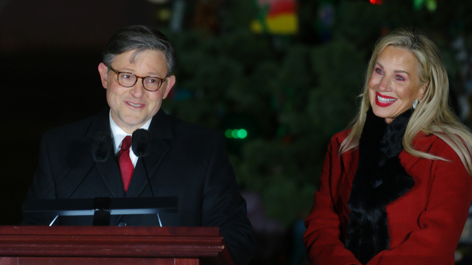 Des photos de Kelly et Mike Johnson qui dressent un portrait maladroit de leur mariage