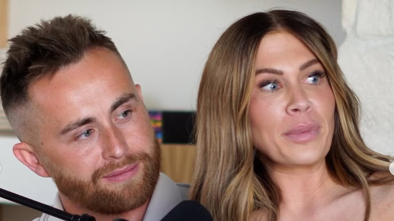 Jessi Draper et Jordan Ngatikaura sourient derrière un micro