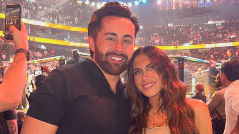Jessi Draper et Jordan Ngatikaura posent pour une photo