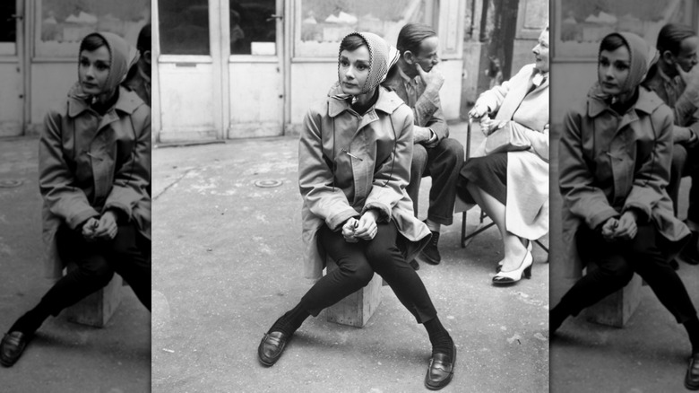 Audrey Hepburn assise sur le tournage de 