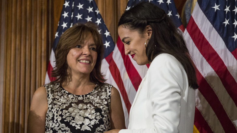 Alexandria Ocasio-Cortez aux côtés de sa mère, Blanca Ocasio-Cortez, lors d'une simulation de cérémonie d'assermentation en 2019