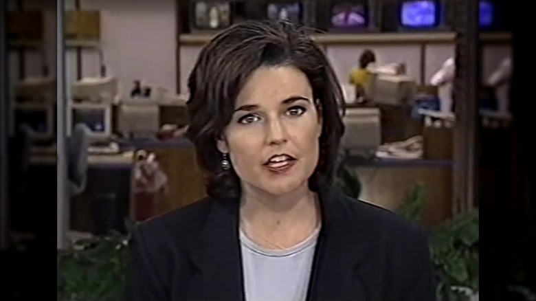 Photo de Savannah Guthrie avec une coiffure sombre dans un segment d'actualité dans les années 90