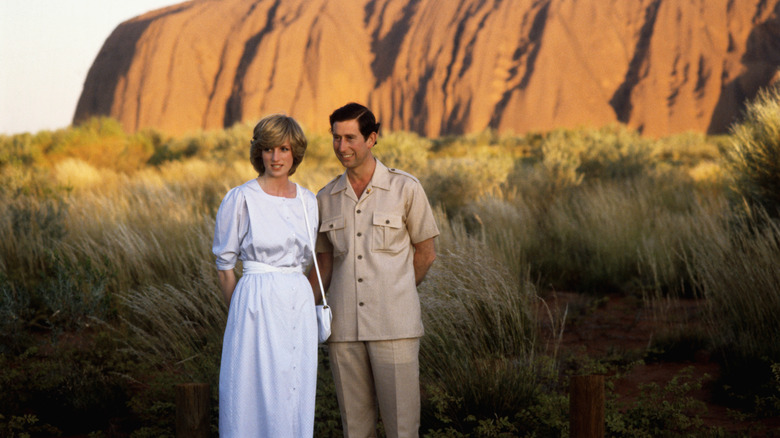 La princesse Diana et le roi Charles III (anciennement prince Charles) souriants